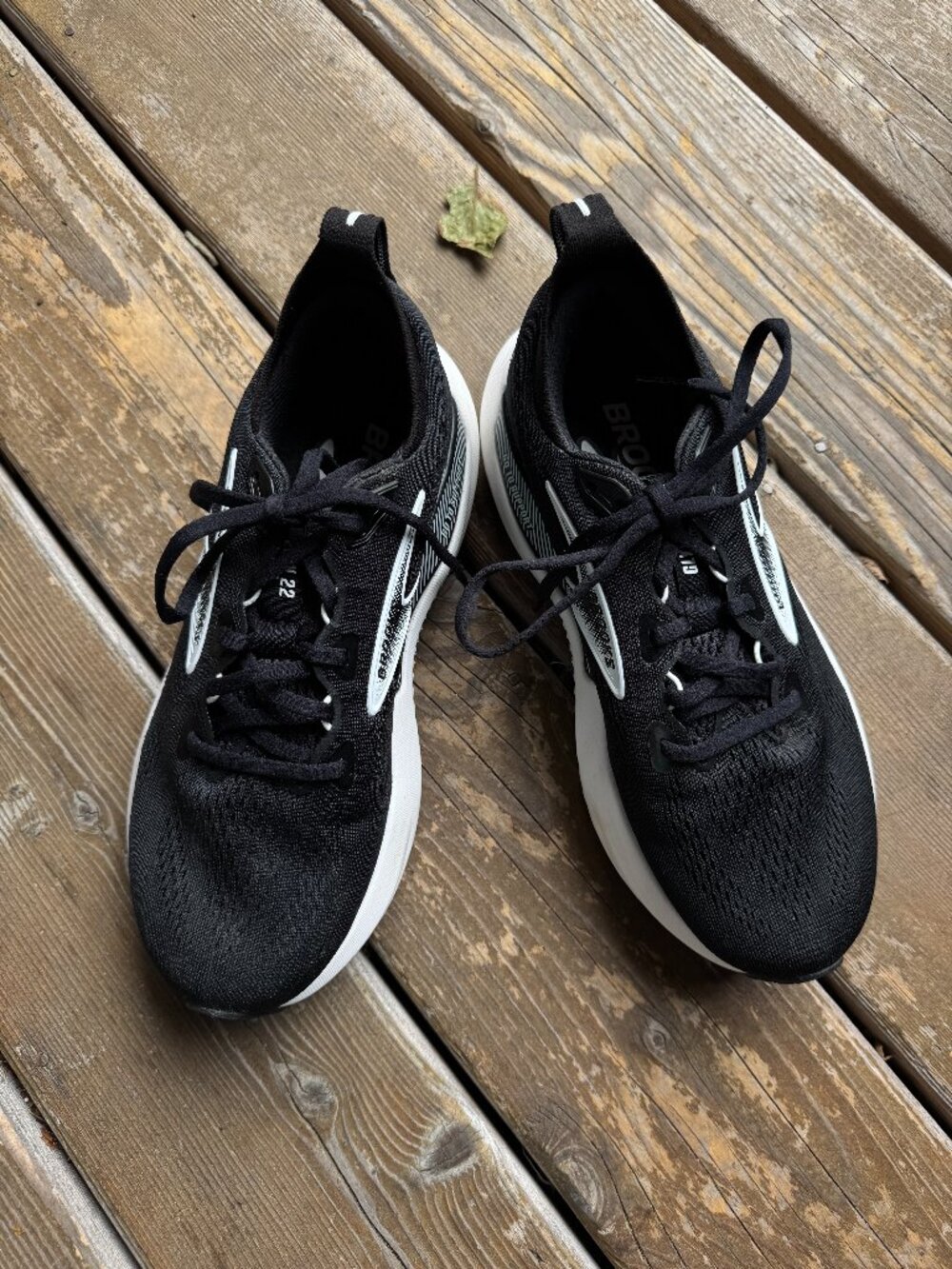 Brooks Black and White Glycerin GTS 22 in Women's 8.5 Wide